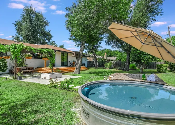 Holiday home Charming Ranch Near Dell With Cocktail Pool